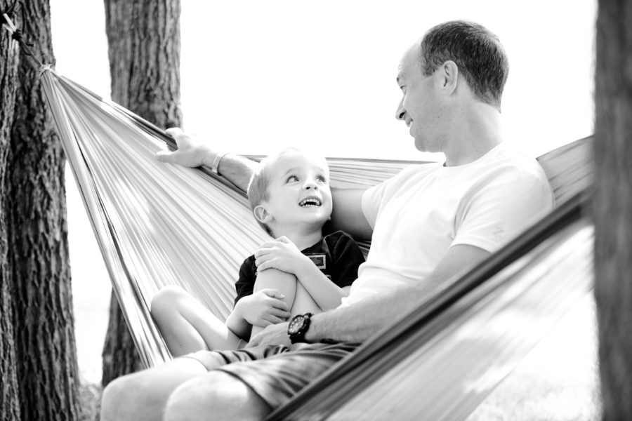 Vater mit Kind in Hängematte, schwarzweiß Foto